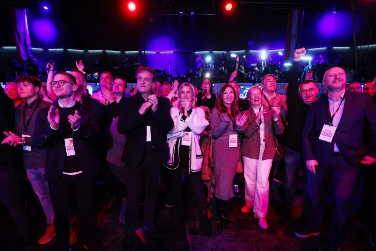 Pravo birati predsjednika imalo je ukupno 3.762.224 birača u Hrvatskoj i inozemstvu. 