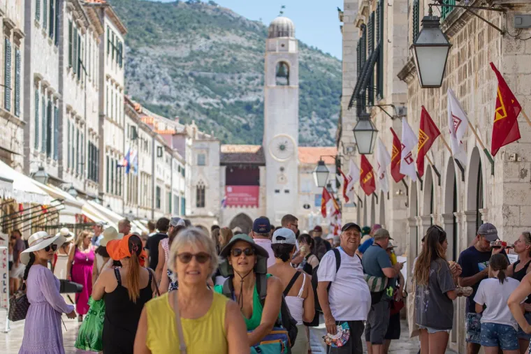 1. Dubrovnik, Hrvatska: Na prvom je mjestu Dubrovnik, sa zapanjujućih 27 turista po stanovniku. Hrvatski grad postao je turistička destinacija nakon što je bio ključna lokacija za snimanje hit serije Igra prijestolja. Od tada su američke aviokompanije otvorile letove prema gradu, a njegova popularnost je uvelike porasla. Međutim, ako želite izbjeći velike gužve, najbolje je posjetiti Dubrovnik u listopadu.