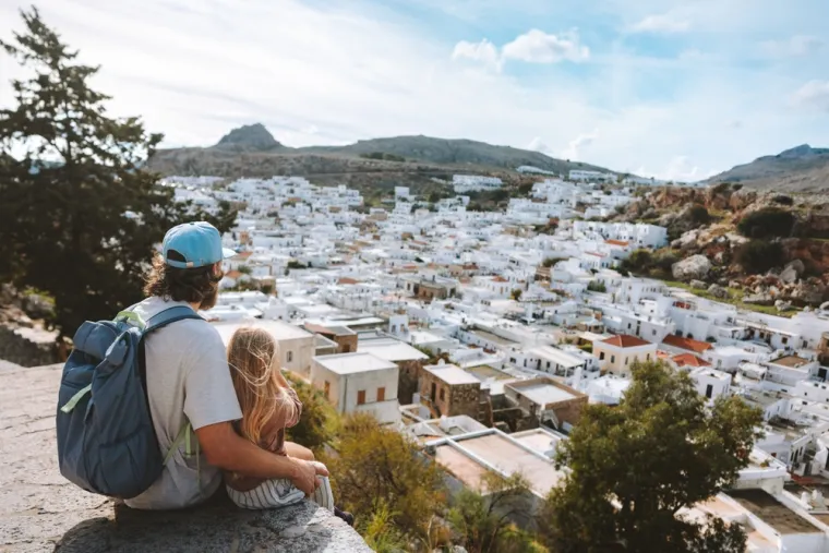 2. Rodos, Grčka: Možda ste vidjeli slike velikih gužvi turista koji pokušavaju uhvatiti savršen zalazak sunca na Santoriniju, no Rodos također ima problem s prenapučenošću – 26 turista po stanovniku. Otok nudi idilične plaže, šarmantnu staru gradsku jezgru i povijest koja je prisutna u svakom kutku, ali Rodos može biti poprilično tijesan.