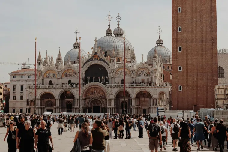 3. Venecija, Italija: Možda je jedno od najromantičnijih mjesta na svijetu, ali Venecija je prenapučena sa 21 turistom na svakog stanovnika. Ipak, možete još uvijek osjetiti čaroliju u prepunoj Veneciji ako posjetite manje poznate, a što je još važnije, manje posjećivane lokacije.
