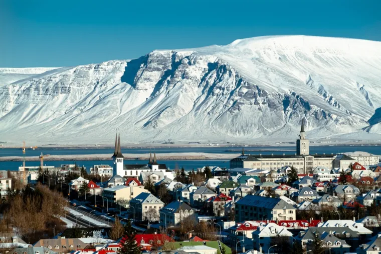 1. Island: Island je na vrhu Globalnog indeksa mira s izuzetnim GPI rezultatom 1124. Ova zemlja postavlja standard za sigurnost i mir, što je čini najsigurnijom na svijetu.
