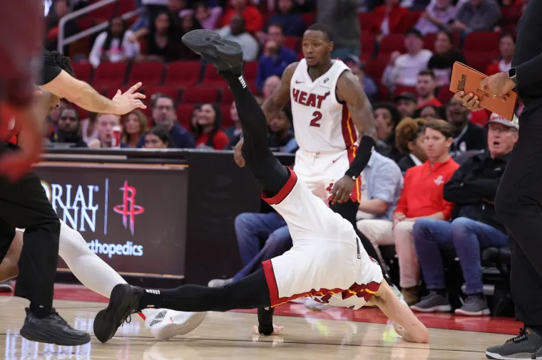 Srušio ga na pod poput MMA borca, a onda su uletjeli svi: Pogledajte kaos na NBA utakmici