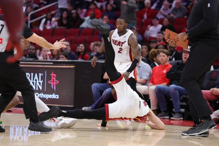 Srušio ga na pod poput MMA borca, a onda su uletjeli svi: Pogledajte kaos na NBA utakmici