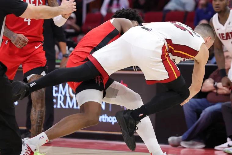 Srušio ga na pod poput MMA borca, a onda su uletjeli svi: Pogledajte kaos na NBA utakmici