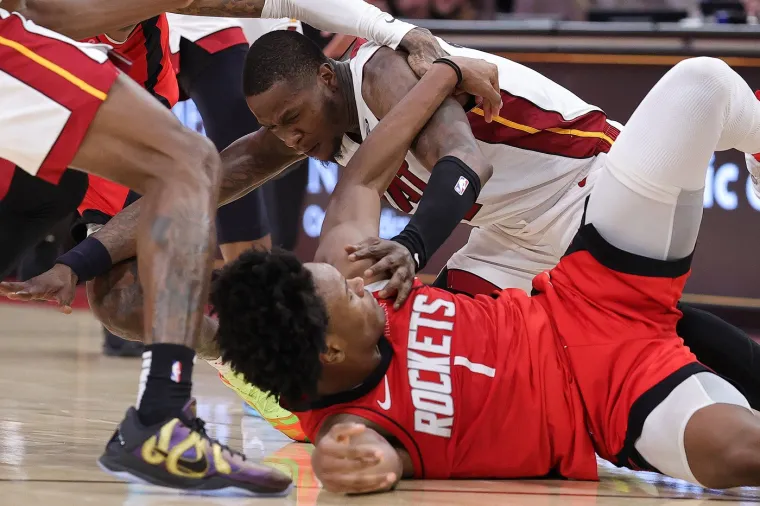 Srušio ga na pod poput MMA borca, a onda su uletjeli svi: Pogledajte kaos na NBA utakmici