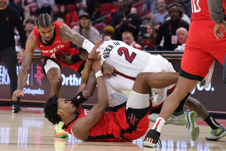 Srušio ga na pod poput MMA borca, a onda su uletjeli svi: Pogledajte kaos na NBA utakmici