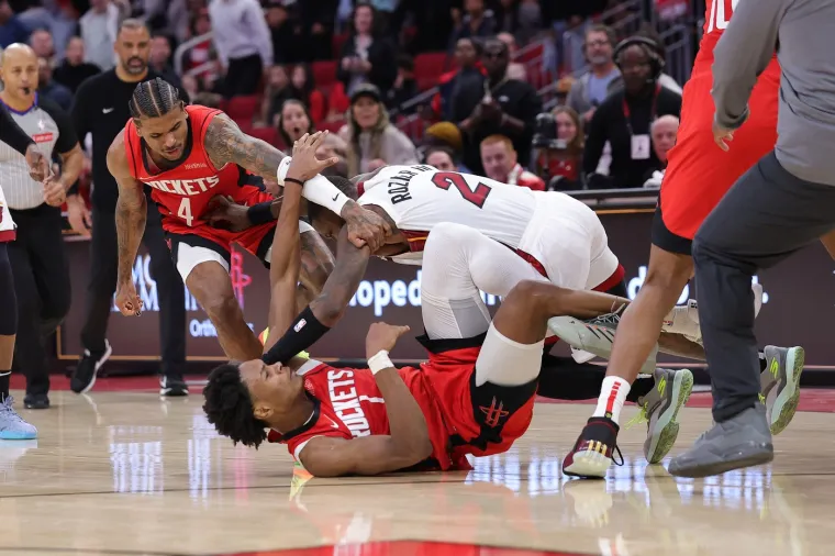 Srušio ga na pod poput MMA borca, a onda su uletjeli svi: Pogledajte kaos na NBA utakmici