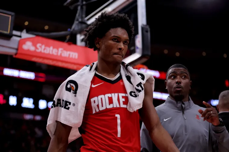 Srušio ga na pod poput MMA borca, a onda su uletjeli svi: Pogledajte kaos na NBA utakmici