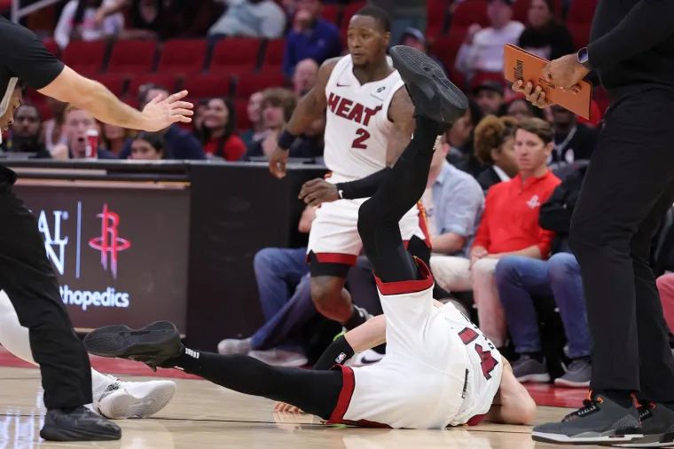 Sru&scaron;io ga na pod poput MMA borca, a onda su uletjeli svi: Pogledajte kaos na NBA utakmici