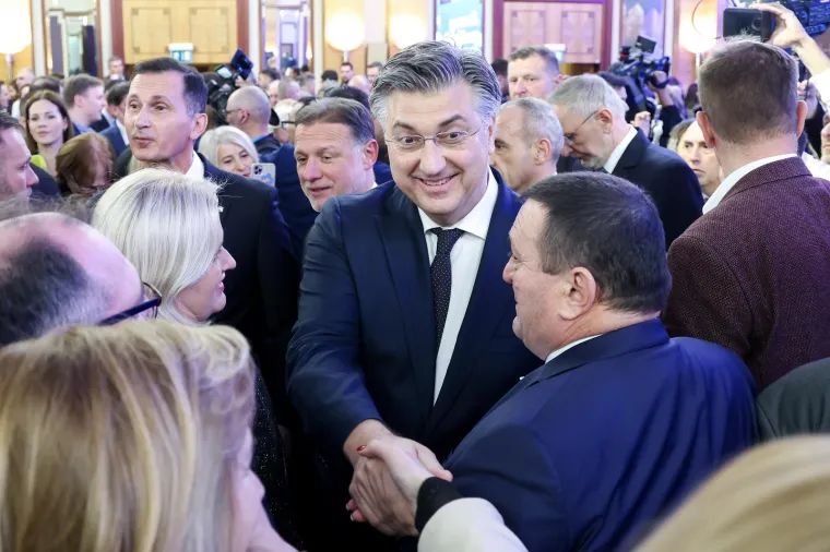 Svirka, veselje, poljupci, nevjerica... Pogledajte najbolje momente iz izbornih stožera