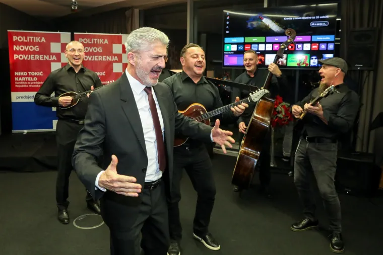 Niku Tokića Kartela rezultat od 0.88 nije oneraspoložio. Tamburaši sviraju, on na podiju sam i gušta...