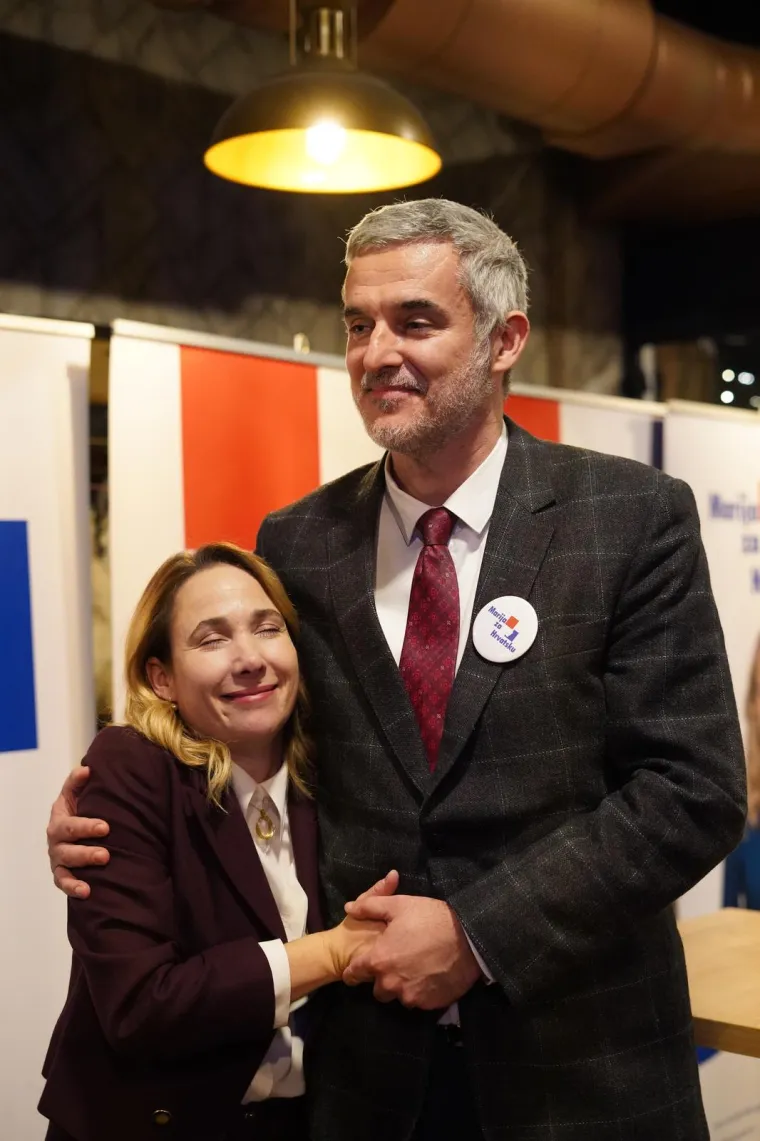 Malena Marija i veliki Nino. Priljubili se supružnici Raspudić jedno uz drugo. Marija s blagim osmijehom na licu stisnula se uz svog muža i uživa...