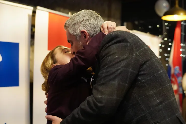 I poljubac je pao. Čvrsto ga je obgrlila oko vrata i strasno poljubila. U svom sinoćnjem govoru je istaknula da ništa ne bi uspjela bez njega jer joj je velika podrška u svemu...