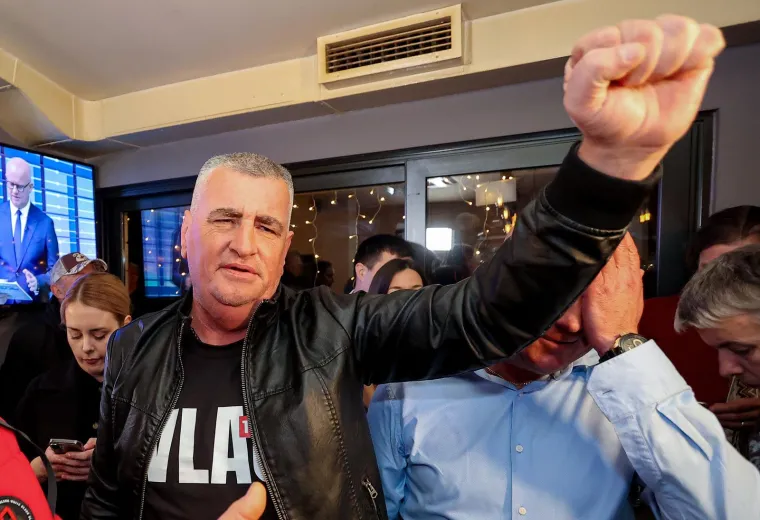 Kod koga se najviše pjevalo, tko je bio najveseliji? Pa Miro Bulj i njegova ekipa u sinjskom kafiću Saloon.