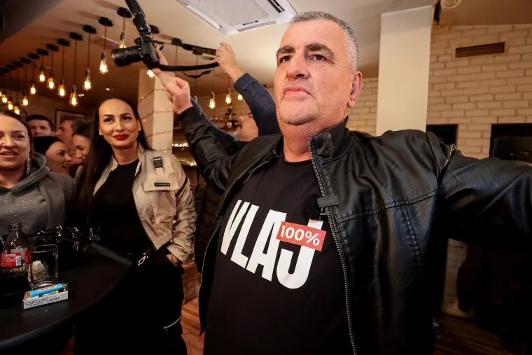 S natpisom Vlaj 100% raširio ruke i slavi. Uz čije pjesme? Pekija i Vojka V. Bulj i ekipa stvarno znaju podignuti atmosferu na novu razinu.