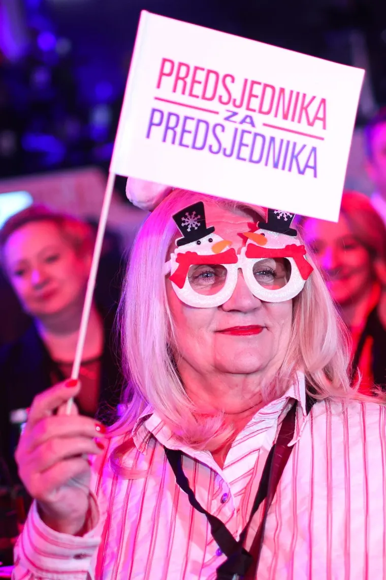 U stožeru Zorana Milanovića sinoć je teško bilo ne primijetiti vjernu i zadovoljnu obožavatljicu hrvatskog predsjednika