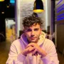 Osvojio je i titulu Best Model Zagreba za 2024, a medijsku prašinu podiže i zbog druženja s popularnim srpskim glazbenicima kao što su Nucci i Desingerica. 