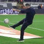 Netko na tribini je dobio vrijedan poklon.