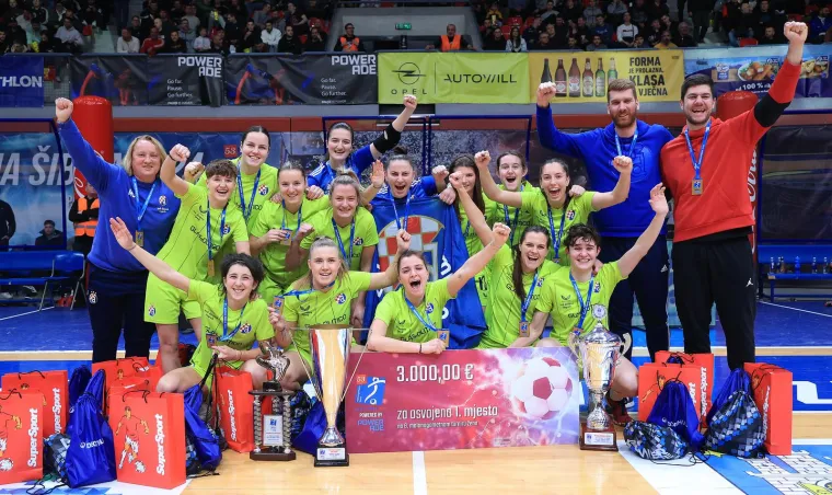 U prvome finalu slavile su nogometašice Dinama protiv Micheli Tomić Otok Brač. Regularni dio susreta završio je 2-2, pa je finale odlučilo raspucavanje.