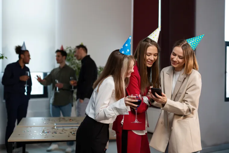 21. Neka ti svaki trenutak u Novoj godini bude ispunjen srećom, a srce mirom i ljubavlju. Želim ti da tvoji snovi postanu stvarnost!