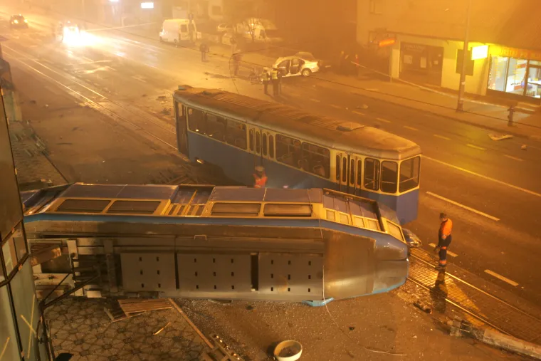 Tramvaj je iskočio iz tračnica, a jedna su se kola prevrnula na pločnik. Dvije su osobe teško, a još četiri lakše ozlijeđene.
