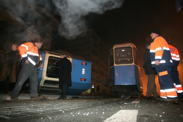 Nesreći je, osim prevelike brzine, vjerojatno &quot;kumovao&quot; i sklizak kolnik, kao i magla koja se spustila nad grad. BMW se zarotirao na cesti, udario u nogostup pa potom u tramvaj broj 11 koji je dolazio iz smjera Dupca i vozio je putnike prema Dubravi. 