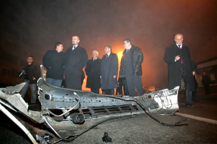 Nakon što je udario u tramvaj, BMW se zarotirao, odletio desetak metara dalje i udario u parkirani automobil nakon čega se zaustavio. Udarac BMW-a je bio toliko snažan da je tramvaj izletio s tračnica.