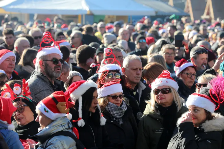 S božićnim kapicama, ljudi su se u Fužinama veselili uz glazbu i dobru hranu.