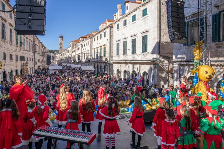 U sklopu Dubrovačkog zimskog festivala, priliku za zabavu imali su i mališani na tradicionalnom dječjem dočeku Nove godine.