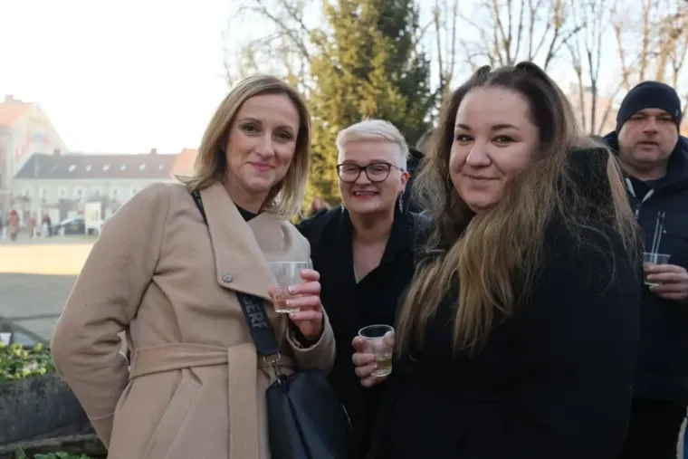 Na ulice su izašli mlađi i stariji, dok je većina za ovu prigodu nosila kapute. 