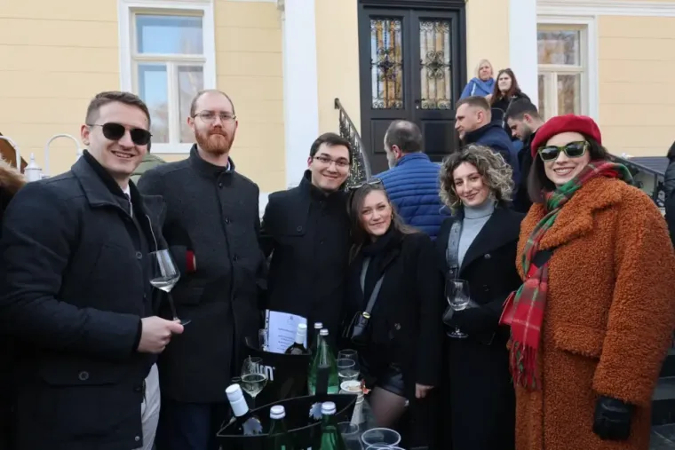 Tko je elegantna crnka s besprijekornim stilom? Svi pogledi bili su uprti u nju