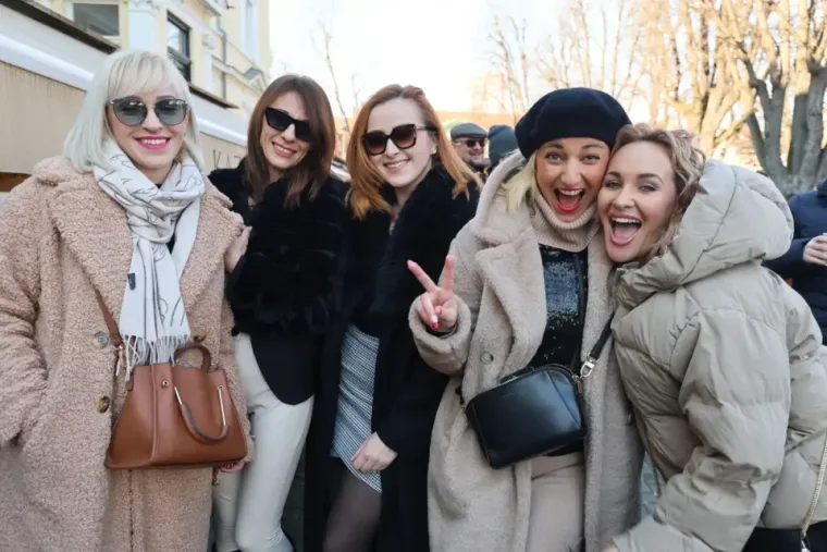 Tko je elegantna crnka s besprijekornim stilom? Svi pogledi bili su uprti u nju