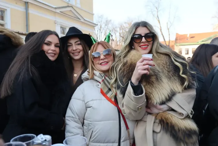 Tko je elegantna crnka s besprijekornim stilom? Svi pogledi bili su uprti u nju
