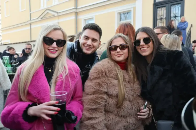 Tko je elegantna crnka s besprijekornim stilom? Svi pogledi bili su uprti u nju