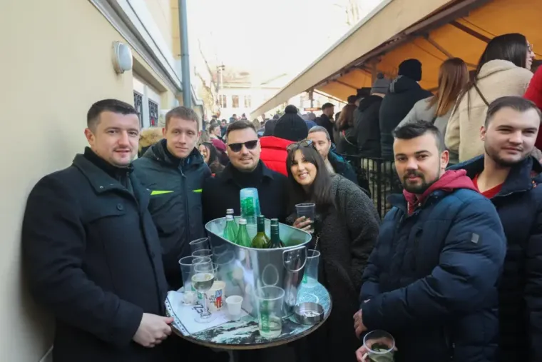 Tko je elegantna crnka s besprijekornim stilom? Svi pogledi bili su uprti u nju