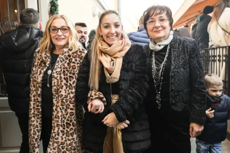 Tko je elegantna crnka s besprijekornim stilom? Svi pogledi bili su uprti u nju