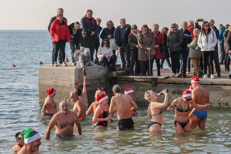 Tko se boji zime još? Hrabri kupači s kapicama i šampanjcem u moru proslavili Novu