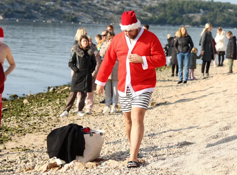 Tko se boji zime još? Hrabri kupači s kapicama i šampanjcem u moru proslavili Novu