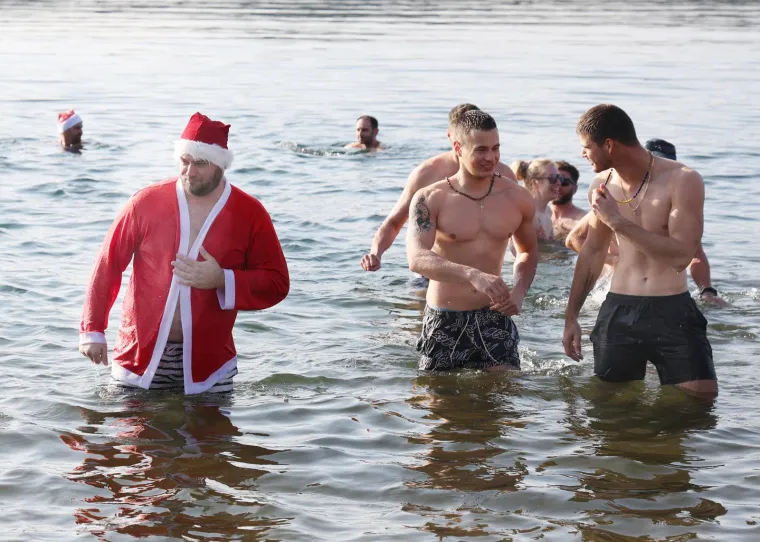 Tko se boji zime još? Hrabri kupači s kapicama i šampanjcem u moru proslavili Novu