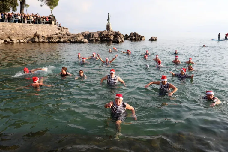 Tko se boji zime jo&scaron;? Hrabri kupači s kapicama i &scaron;ampanjcem u moru proslavili Novu