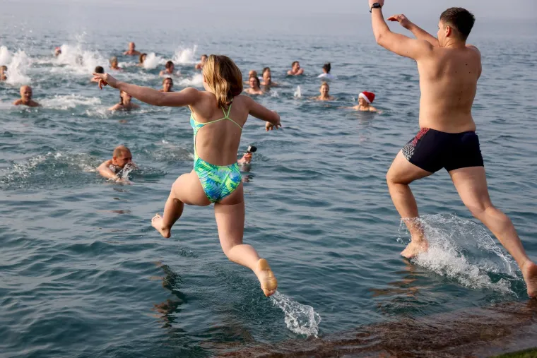 Tko se boji zime jo&scaron;? Hrabri kupači s kapicama i &scaron;ampanjcem u moru proslavili Novu