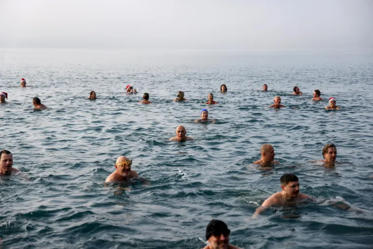 Tko se boji zime jo&scaron;? Hrabri kupači s kapicama i &scaron;ampanjcem u moru proslavili Novu