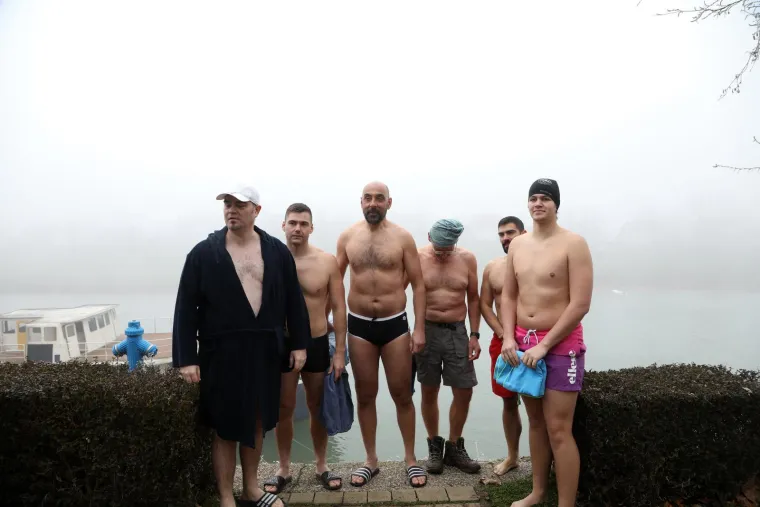 Tko se boji zime jo&scaron;? Hrabri kupači s kapicama i &scaron;ampanjcem u moru proslavili Novu