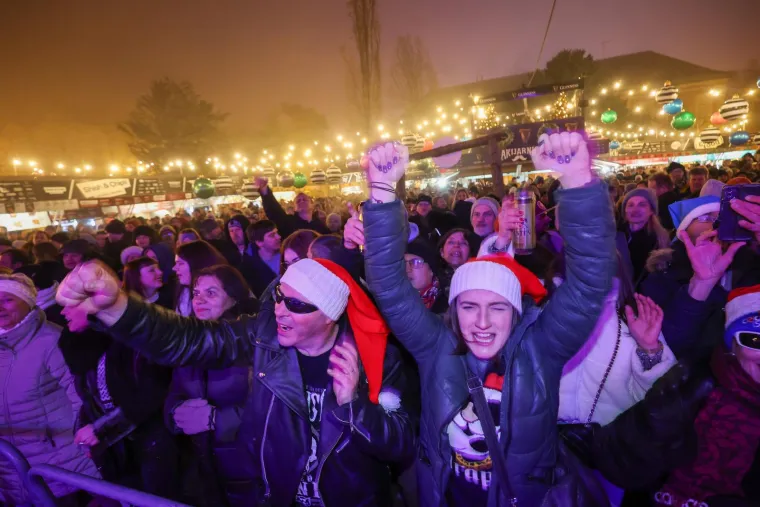 Poznati hitovi Psihomodo Popa, uz Davora Gopca, nagnali su Zagrepčane da uživaju u svakom trenutku.
