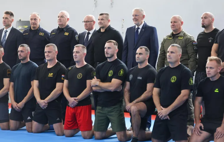 Davor Božinović potpisao je krajem listopada ugovor o volontiranju s Mirkom Cro Copom Filipovićem, koji će na Policijskoj akademiji Prvi hrvatski redarstvenik obučavati pripadnike specijalnih interventnih snaga.