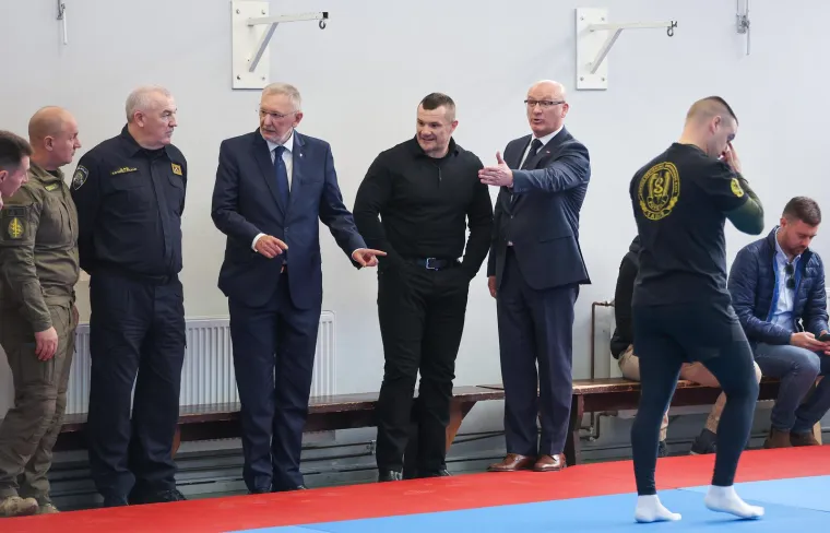&apos;&apos;Od danas možemo reći da se Mirko vratio doma, ne u radni odnos&quot;, rekao je Božinović nakon potpisivanja ugovora.