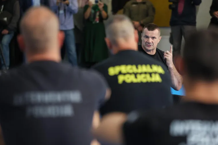 Mirko Filipović je nakon potpisivanja volonterskog ugovora naglasio da će dati sve od sebe kako bi policajcima prenio znanje koje je skupljao više od 30 godine.