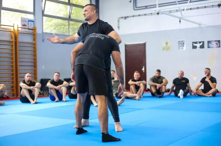 "U bilo kakvom tjelesnom sukobu jedino oružje koje imate je vlastito tijelo'', poručio je legendarni borac.