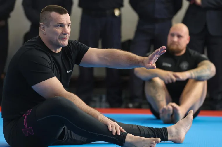 Dobro raspoloženi Mirko Cro Cop nastavio je s lekcijama za polaznike.