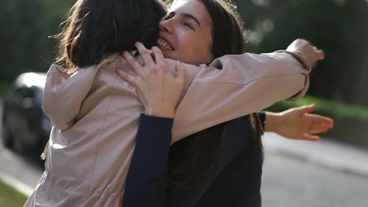 9. Izgradite sustav podrške. - Važno je imati podršku od prijatelja i obitelji na koje se možete osloniti, osobito u teškim vremenima. Ako to nemate, pokušajte se povezati s internetskim zajednicama i forumima.